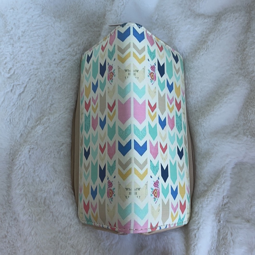 ❗️DONATED❗️EUC- FLORAL CHEVRON SYMBOL CLUTCH ZIPPER WALLET - Picture 7 of 11